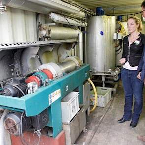 Links de centrifuge die de eiwitten uit de groene vloeistof haalt.