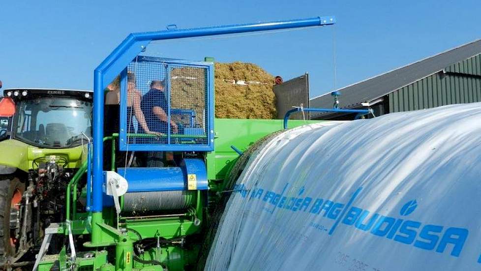 De wielen van de machine zijn onafhankelijk van elkaar te besturen door ze af te remmen. De bediening zit op de machine zelf.