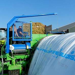 De wielen van de machine zijn onafhankelijk van elkaar te besturen door ze af te remmen. De bediening zit op de machine zelf.