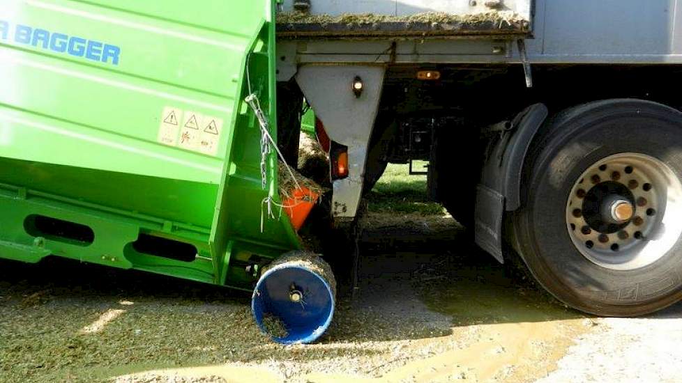 Door de korte oversteek van  de oplegger knoeit het makkelijk. Bij de kippers van het loonbedrijf valt er duidelijk minder maís naast de invoerbak.