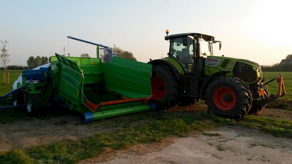 De trekker die de bagger aandrijft heeft 250 pk. Maatschap Visser kiest voor baggen omdat er te weinig kuilopslag is. In totaal kuilde Visser afgelopen dagen 2000 ton maïs in. Per dag gaat er bijna zes ton maïs naar de 600 melkkoeien.