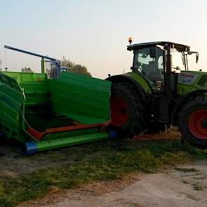 De trekker die de bagger aandrijft heeft 250 pk. Maatschap Visser kiest voor baggen omdat er te weinig kuilopslag is. In totaal kuilde Visser afgelopen dagen 2000 ton maïs in. Per dag gaat er bijna zes ton maïs naar de 600 melkkoeien.