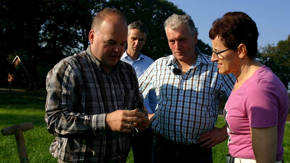 Ina en Henk van Harten kijken nieuwsgierig toe wanneer Edward Ensing van Plantum de goede grassen telt in het perceel. Goede grassen zijn te herkennen aan de roze voetjes. Alleen timothee heeft van de goede grassen een wit voetje.