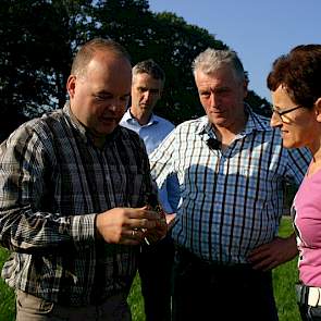 Ina en Henk van Harten kijken nieuwsgierig toe wanneer Edward Ensing van Plantum de goede grassen telt in het perceel. Goede grassen zijn te herkennen aan de roze voetjes. Alleen timothee heeft van de goede grassen een wit voetje.