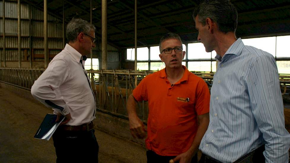 Henk Frederiks in gesprek met Harm Albring. Albring vond aankoop van eiwit te duur en besloot daarom voor de nieuwe derogatie-eis, zijn maisareaal te verlagen naar 15 hectare.