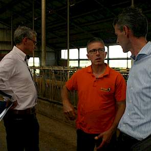 Henk Frederiks in gesprek met Harm Albring. Albring vond aankoop van eiwit te duur en besloot daarom voor de nieuwe derogatie-eis, zijn maisareaal te verlagen naar 15 hectare.