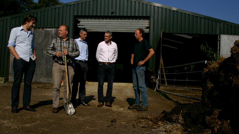 De jury op het erf van Kraaijveld met van links naar rechts Gerard Abbink van Blgg Agroxpertus, Edward Ensing van Plantum, Henk Frederiks van OCI Nitrogen en Jaap Gielen van Countus. Roel Thelen ontbreekt op deze foto.