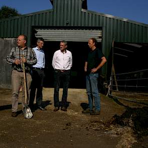 De jury op het erf van Kraaijveld met van links naar rechts Gerard Abbink van Blgg Agroxpertus, Edward Ensing van Plantum, Henk Frederiks van OCI Nitrogen en Jaap Gielen van Countus. Roel Thelen ontbreekt op deze foto.