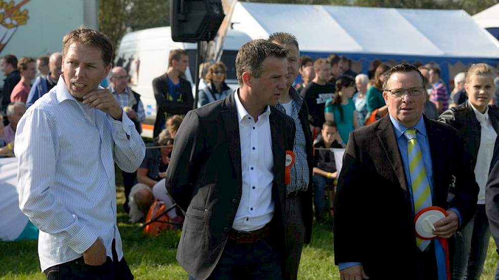 De Fokveedag Boerenlandfeest had voor het eerst sinds vele jaren een nieuwe voorzitter, voormalig vice-voorzitter Johan de Groot (rechts met gestreepte stropdas). Hij kon niet anders dan spreken van een zeer geslaagd evenement.