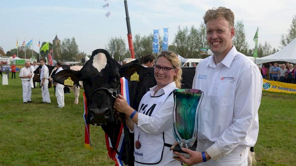 De Dirk de Groot bokaal voor de algemeen kampioene ging niet geheel onverwacht naar de heersende algemeen kampioene van de NRM Bons-Holsteins Koba 191 (v. Jasper) van Nico en Lianne Bons uit Ottoland.