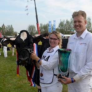 De Dirk de Groot bokaal voor de algemeen kampioene ging niet geheel onverwacht naar de heersende algemeen kampioene van de NRM Bons-Holsteins Koba 191 (v. Jasper) van Nico en Lianne Bons uit Ottoland.