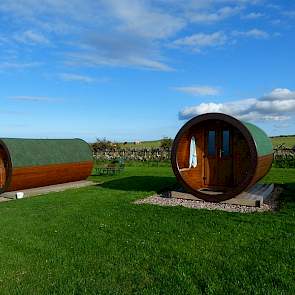 Een half jaar later na de eerste aankoop, kochten Matthews en Carole hun tweede hobbit. Ze hebben nu een hobbit met 4 bedden en één met 2 bedden. Naast de bedden is er een tv en koelkast aanwezig in het kleine verblijf.