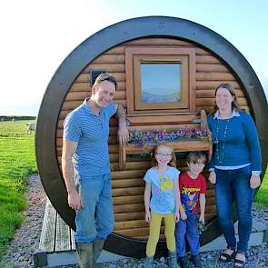 Matthews (42) en Carole (37) Short wonen in het plaatsje Rosehearty in het noordoosten van Schotland. Het echtpaar heeft twee kinderen: Isabel (6) en Thomas (5). Het bedrijf telt 120 zoogkoeien, 140 ooien en 80 hectare grond wat allemaal uit grasland best