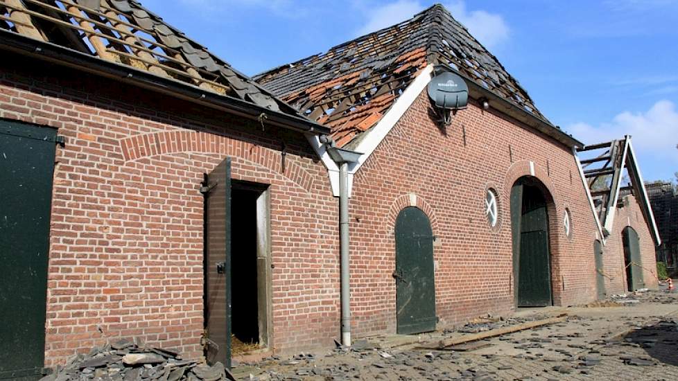 Het wachten is zondagmorgen op de mensen van de verzekering. Hier en daar hangt een lint in verband met instortingsgevaar en/of aanwezigheid van asbest.