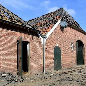 Het wachten is zondagmorgen op de mensen van de verzekering. Hier en daar hangt een lint in verband met instortingsgevaar en/of aanwezigheid van asbest.