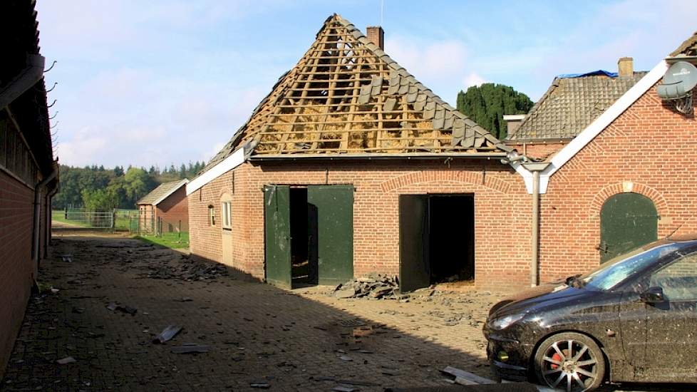 Ook de kalveren kregen de meeste brokstukken nét niet op de kop en zijn inmiddels zonder letsel naar een ander schuur verplaatst.