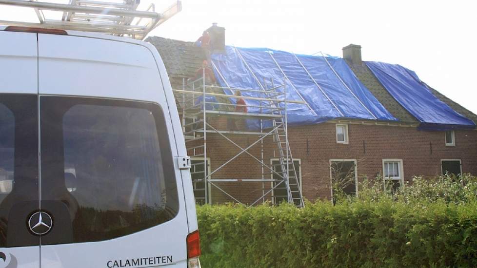 Van alle gebouwen van Van Bommel zijn daken zwaar gehavend en muren of hele gevels deels ingestort.