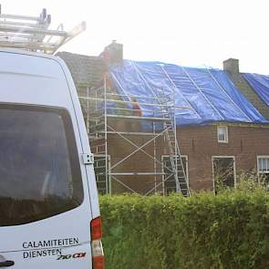 Van alle gebouwen van Van Bommel zijn daken zwaar gehavend en muren of hele gevels deels ingestort.