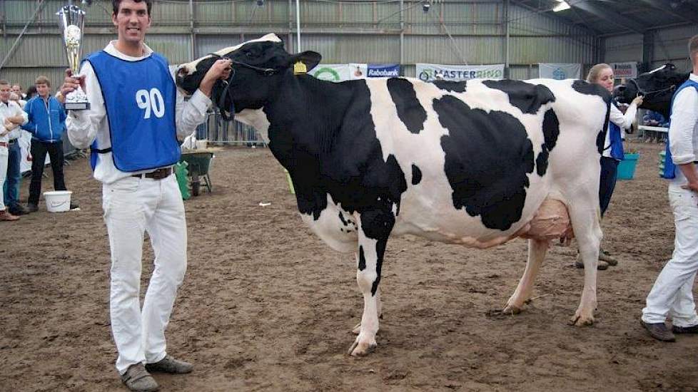 De Duurzaamheidsprijs was voor Zuid-Ooster Harmke 319 (v. Classic) van de familie Dolstra-Smink uit Oosterstreek. De koe heeft tot nu toe al 67.322 kilo melk gegeven met 4.30 procent vet en 3.65 procent eiwit, in 1903 dagen.