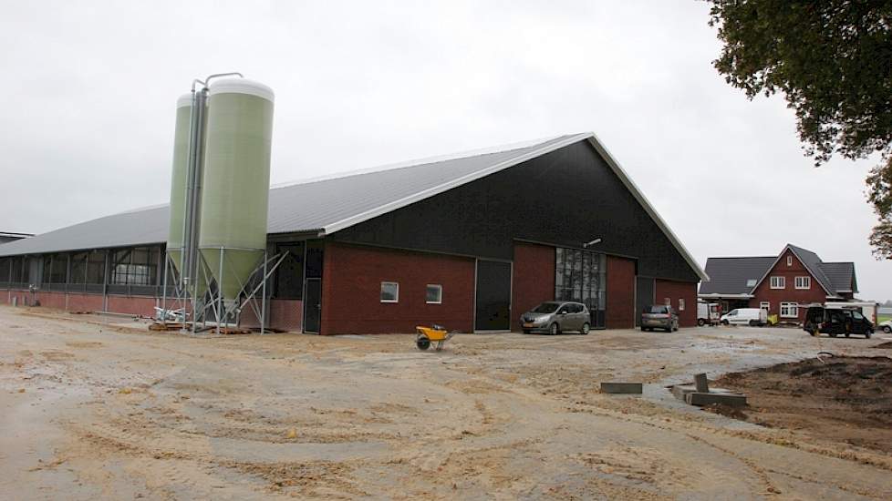 Erik en Mariët Kamphuis melken tot op heden hun 150 koeien in een volle stal op het oude bedrijf in Agelo. Op dit moment wordt de laatste hand gelegd aan de nieuwe stal met woonhuis op de nieuwe locatie. De achterkant en zijkant van de stal zijn gebouwd v