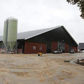 Erik en Mariët Kamphuis melken tot op heden hun 150 koeien in een volle stal op het oude bedrijf in Agelo. Op dit moment wordt de laatste hand gelegd aan de nieuwe stal met woonhuis op de nieuwe locatie. De achterkant en zijkant van de stal zijn gebouwd v