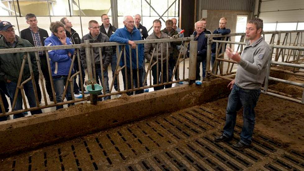 Het tweede bedrijf dat werd aangedaan is dat van Jan Oudshoorn (rechts) in Wijdenes. Hij koos voor de Veld V Eco roostervloer.