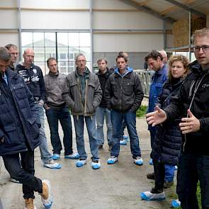 Volgens Evert Wind (rechts), excursiebegeleider en adviseur bij Agrifirm Exlan, is het vooral een kwestie van jezelf de juiste vragen stellen en daarop de keuzes baseren.