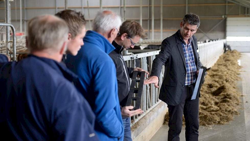 Veld-V-Beton-adviseur Alex Ruiken (rechts) toont het rubberen deel van de vloer.