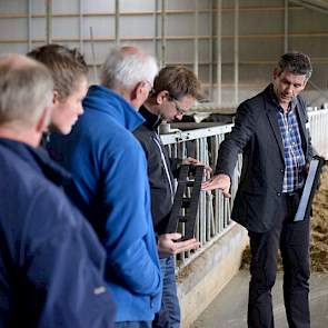 Veld-V-Beton-adviseur Alex Ruiken (rechts) toont het rubberen deel van de vloer.