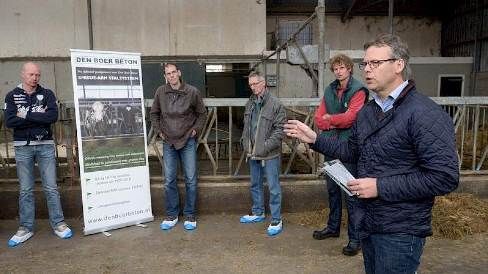 Veehouder Jaap Visser (tweede van rechts met rode trui) uit Schellinkhout koos voor de sleuvenvloer van Den Boer. Rechts Den Boer-adviseur Klaas de Vries, die uitlegt dat ze in de nieuwe sleuvenvloer geen gaten meer in de grond hebben.