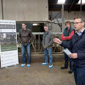 Veehouder Jaap Visser (tweede van rechts met rode trui) uit Schellinkhout koos voor de sleuvenvloer van Den Boer. Rechts Den Boer-adviseur Klaas de Vries, die uitlegt dat ze in de nieuwe sleuvenvloer geen gaten meer in de grond hebben.