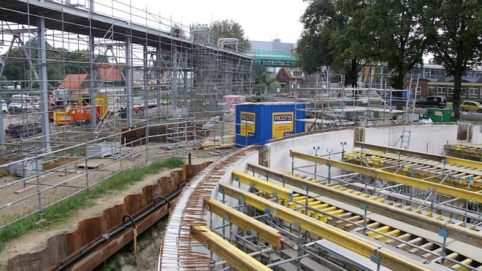 Links op de foto een stukje van de aangelegde leidingenstraat van de bestaande weifabriek naar de nieuwe locatie van de poederfabriek. ‘De melk gaat naar die fabriek waar deze in die week het meeste opbrengt. Daarom verandert het schema van de RMO chauffe