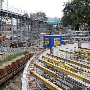 Links op de foto een stukje van de aangelegde leidingenstraat van de bestaande weifabriek naar de nieuwe locatie van de poederfabriek. ‘De melk gaat naar die fabriek waar deze in die week het meeste opbrengt. Daarom verandert het schema van de RMO chauffe