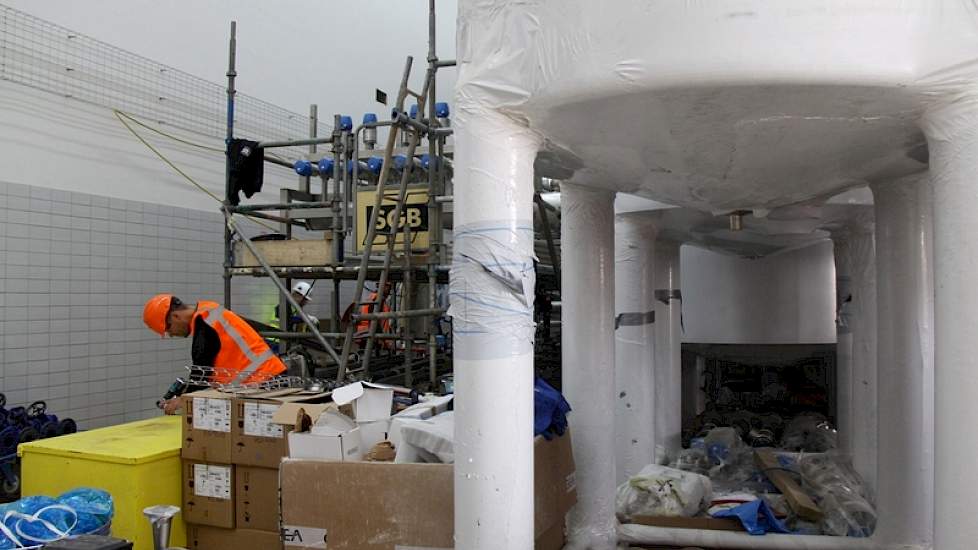 Jaap de Slegte is verantwoordelijk voor de veiligheid op het bouwterrein, hij kijkt met name naar de veiligheidsaspecten. Op de foto de installatie van de ciptanks die de leidingen in de hele fabriek zullen schoonspoelen.