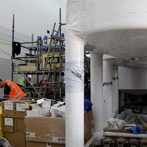 Jaap de Slegte is verantwoordelijk voor de veiligheid op het bouwterrein, hij kijkt met name naar de veiligheidsaspecten. Op de foto de installatie van de ciptanks die de leidingen in de hele fabriek zullen schoonspoelen.