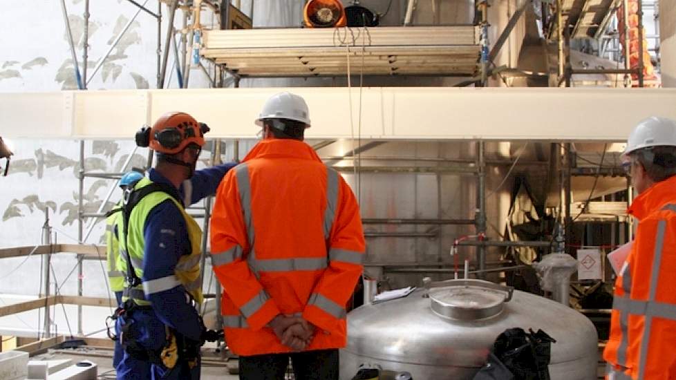 De fabriek bestaat onder meer uit een corridor voor de technische dienst over de gehele lengte van het gebouw, ciptanks die de leidingen schoonspoelen, klimaatkasten en (foto) de poedertoren met stoompijpjes, waarvan de binnenkant momenteel wordt afgepoli