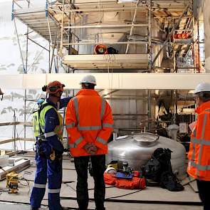 De fabriek bestaat onder meer uit een corridor voor de technische dienst over de gehele lengte van het gebouw, ciptanks die de leidingen schoonspoelen, klimaatkasten en (foto) de poedertoren met stoompijpjes, waarvan de binnenkant momenteel wordt afgepoli