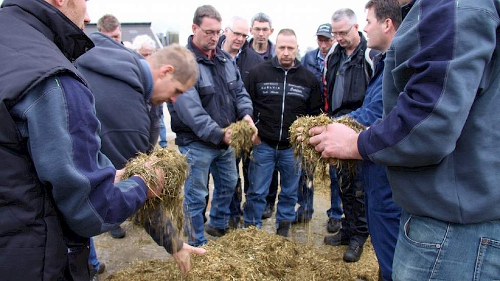 De mengwagen draait direct een kleine hoeveelheid gemengd voer uit om te laten zien dat een koe het mengsel op deze manier nog feilloos uit elkaar weet te pluizen.