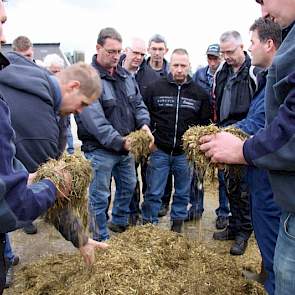 De mengwagen draait direct een kleine hoeveelheid gemengd voer uit om te laten zien dat een koe het mengsel op deze manier nog feilloos uit elkaar weet te pluizen.