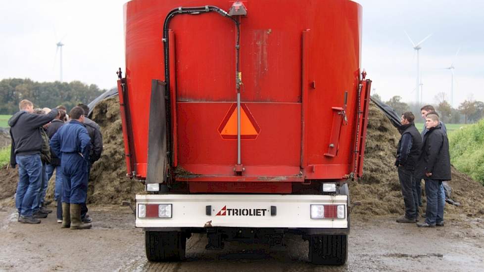 De Trioliet voermengwagen verzamelt stro, (terwijl stro in vocht en dús in de koe slap wordt en geen structuur biedt), graskuilvoer, bierbostel en mais. Aan de (zichtbare) zijkanten blijkt de kuil maar liefst 39 graden, dit gras kan de koe slecht benutten