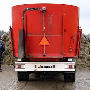 De Trioliet voermengwagen verzamelt stro, (terwijl stro in vocht en dús in de koe slap wordt en geen structuur biedt), graskuilvoer, bierbostel en mais. Aan de (zichtbare) zijkanten blijkt de kuil maar liefst 39 graden, dit gras kan de koe slecht benutten