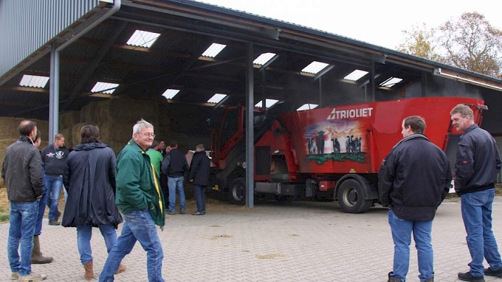 Wat er komt kijken bij loonwerkvoeren is wat planner Joop Obbink (groene jas) van loonbedrijf Barlo aan de werknemers wil meegeven. „We weten alles van zaaien en inkuilen, maar hoe het voer de koe in- en uitgaat, daarvan weten wij weinig”, lacht de planne