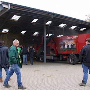 Wat er komt kijken bij loonwerkvoeren is wat planner Joop Obbink (groene jas) van loonbedrijf Barlo aan de werknemers wil meegeven. „We weten alles van zaaien en inkuilen, maar hoe het voer de koe in- en uitgaat, daarvan weten wij weinig”, lacht de planne