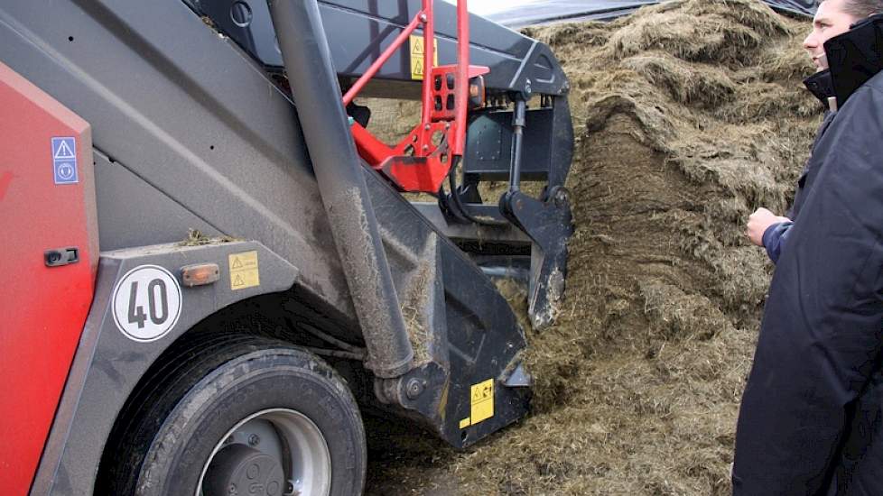 Werktuigenvereniging Barlo organiseerde met het oog op de overname van een voermengwagen en het werk dat daarbij hoort, een hele dag die in het teken staat van mais- en graskuilen en het mengen daarvan om een goed rantsoen voor melkvee te kunnen maken.