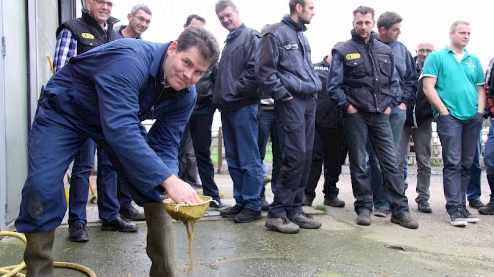 Ard Nijland roert in een zeef met verse mest om te controleren hoe de benutting van het gemengde rantsoen is. Werknemers van Barlo lachen nerveus; ze denken met gemengde gevoelens aan hun maaltijd vanavond.