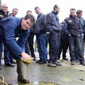 Ard Nijland roert in een zeef met verse mest om te controleren hoe de benutting van het gemengde rantsoen is. Werknemers van Barlo lachen nerveus; ze denken met gemengde gevoelens aan hun maaltijd vanavond.