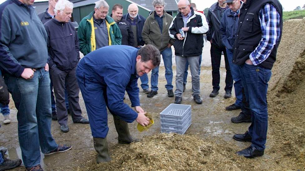 Het mengsel is te warm volgens de voerspecialist, die vindt dat het geheel koud moet aanvoelen.