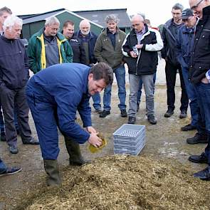 Het mengsel is te warm volgens de voerspecialist, die vindt dat het geheel koud moet aanvoelen.