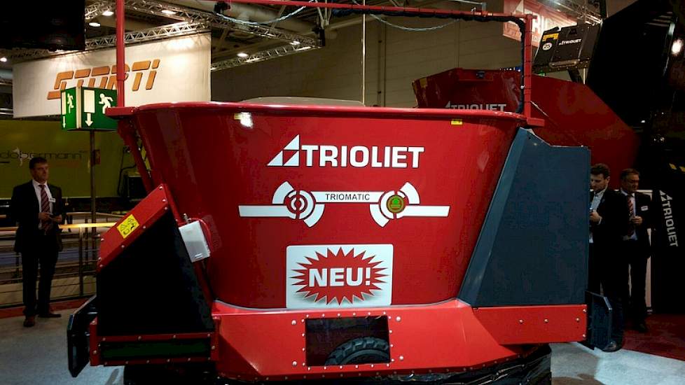 Als aanvulling op het bestaande automatisch voersysteem introduceert Trioliet een nieuwe mengkuip. De Triomatic T15 hangt niet aan een rail maar wordt door middel van wielen aangedreven. Een stroomrail voorziet de voerrobot van elektriciteit. Volgens Trio