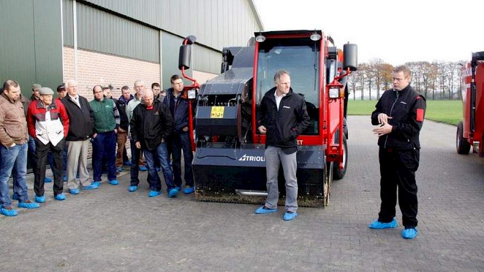 Na afloop konden de belangstellenden vragen stellen aan Arjan Heersink, die een periode als loonvoerder met een Triotrac heeft gewerkt. Heersink is kort geleden gestopt met loonwerkvoeren.